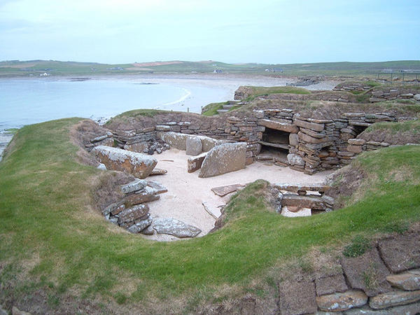 Nằm trên phần đảo chính của Orkney, Skara Brae là một trong những ngôi làng thời kỳ Đá được bảo tồn nguyên vẹn nhất châu Âu. Nó được chôn vùi dưới cát qua hàng trăm năm cho tới khi có một trận bão cát năm 1850 làm lộ ra toàn bộ thành phố. Đồ đạc tại đây cũng được làm bằng đá, vì thế, tất cả đều được bảo tồn nguyên vẹn. Skara có dân cư sống khoảng năm 3180 - 2500 trước CN. Sau khi khí hâu thay đổi, thời tiết nơi đây trở nên lạnh và ẩm ướt hơn nên cư dân đã rời khỏi nơi này.