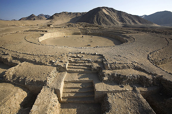 Nằm tại thung lũng Supe của Peru, Caral là một trong những thành phố cổ xưa của châu Mỹ. Nó đã từng có người ở từ khoảng năm 2600 hoặc 2000 trước CN. Với khoảng 3.000 cư dân, Caral là một trong những thành phố lớn nhất của nền văn mình Norte Chico.