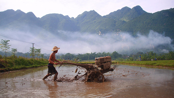 Sau khi gặt xong, người dân ở đây bắt tay làm đất để bắt đầu cho vụ lúa mới - Ảnh: Lê Hồng Thái