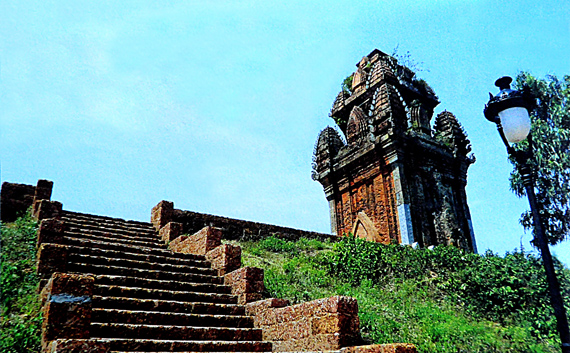 Nằm trong quần thể di tích thành Đồ Bàn xã Nhơn Hậu, huyện An Nhơn. Tháp Cánh Tiên được xây dựng vào thế kỷ XII, với 4 tầng mỗi tầng có 4 tháp, mỗi góc đều trang trí tháp thu nhỏ, tạo dáng lá Lật nhỏ dần về phía trên, từ vai tháp trở lên, 4 phía đều giống như cánh tiên bay lên nên được gọi là tháp Cánh Tiên.