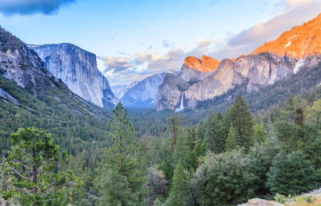 Thung lũng này nằm trong công viên quốc gia Yosemite và mỗi năm thu hút khoảng 3 triệu lượt khách du lịch. Phần lớn du khách đến đây chủ yếu là để đến tham quan vẻ đẹp của thung lũng hơn là các địa danh khác trong công viên.