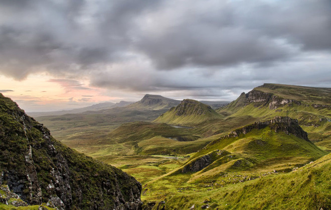 Vùng đất thanh bình và xanh mướt của Scotland này là nơi sở hữu những tòa lâu đài xinh đẹp và cả hồ LochNess - nơi nổi tiếng với huyền thoại về những con quái vật khổng lồ.