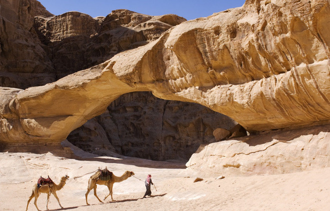 Được mệnh danh là thung lũng mặt trăng, đến với Wadi Rum du khách sẽ có cơ hội trải nghiệm những chuyến đi thú vị trên lưng lạc đà.