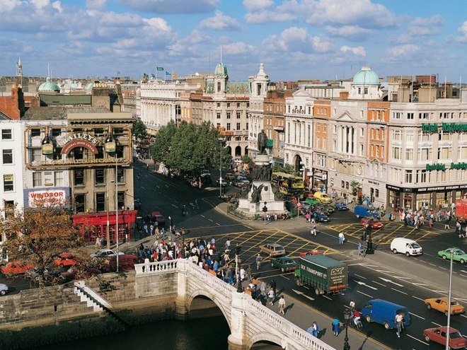 Dublin được biết đến là thành phố sôi động. Khách du lịch rất thích dừng lại làm vài ly trong các quán rượu địa phương và trò chuyện với người bản địa với những câu chuyện dài bất tận.