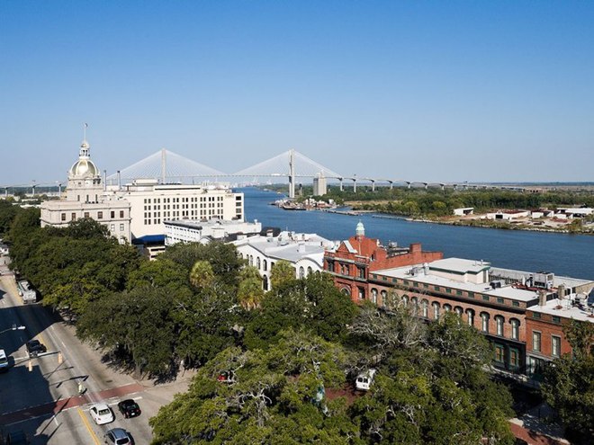 Sự quyến rũ, nét thanh lịch luôn bao trùm khắp thành phố cổ kính nhất Georgia. Du khách tới đây cho biết họ luôn hài lòng về thành phố cũng như người dân bản địa.