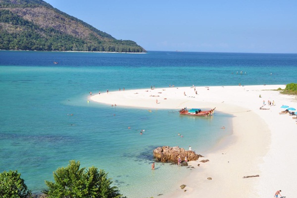 Koh Lipe là một trong những hòn đảo nhỏ nhất châu Á, nhưng sở hữu vẻ đẹp tuyệt vời và rất đáng để ghé thăm. Hòn đảo sở hữu 3 bãi biển trải dài xinh xắn, nước trong vắt và khung cảnh thơ mông. Thêm vào đó, nét hoang sơ và sự yên tĩnh là điểm cộng khiến Koh Lipe trở thành đảo ngọc trong lòng châu Á.