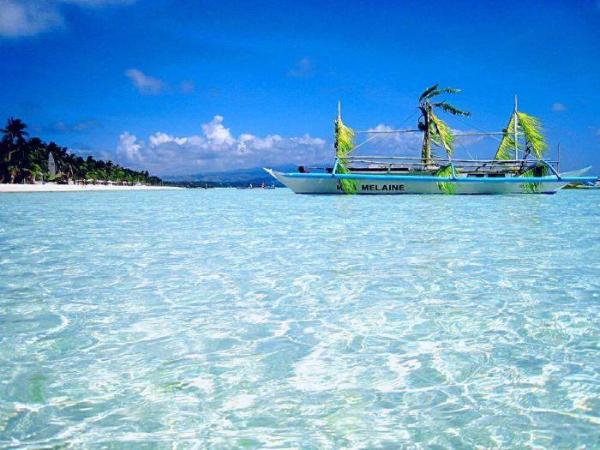 Boracay chắc chắn nằm trong top những điểm đến du lịch nổi tiếng của châu Á nhờ thiên nhiên hoang sơ, bãi biển thiên đường. Đây chắc chắn là nơi tuyệt vời cho những người đam mê lặn biển cũng như tham gia vào các hoạt động thể thao dưới nước, thêm vào đó là đời sống về đêm vô cùng sôi động và thú vị.