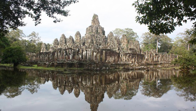 Mất 20 phút đi tuk-tuk từ thành phố Siem Reap, quần thể Angkor được coi là niềm tự hào lớn nhất của người dân xứ chùa tháp. Thời điểm đông khách nhất tại đây là vào tháng 2 và tháng 11, khi mà thời tiết khô ráo và nhiệt độ tuyệt nhất (25-20 độ C).