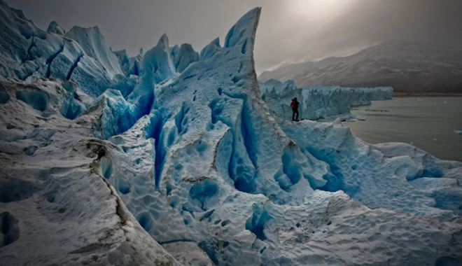 Tọa lạc ở tỉnh Santa Cruz, Patagonia của Argentina, vườn quốc gia có diện tích 4.459 km2 và được UNESCO công nhận vào năm 1981. Nơi đây nổi tiếng với những tảng băng màu xanh lam tinh khiết trên dòng sông băng Perito Moreno.