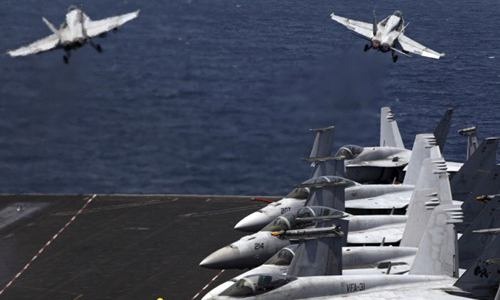 Các chiến đấu cơ F/A-18 hôm 11/8 cất cánh từ tàu sân bay USS George H.W. Bush ở vùng Vịnh để tham gia chiến dịch ở Iraq. Ảnh: AP