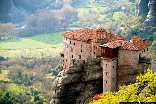 Quần thể tu viện Meteora nằm ở vùng Thessaly của Hy Lạp, cách thủ đô Athen khoảng 4 giờ đồng hồ đi ô tô. Nơi đây từng là tập hợp của 26 tu viện (6 trong số đó vẫn còn tồn tại đến tận ngày nay). 