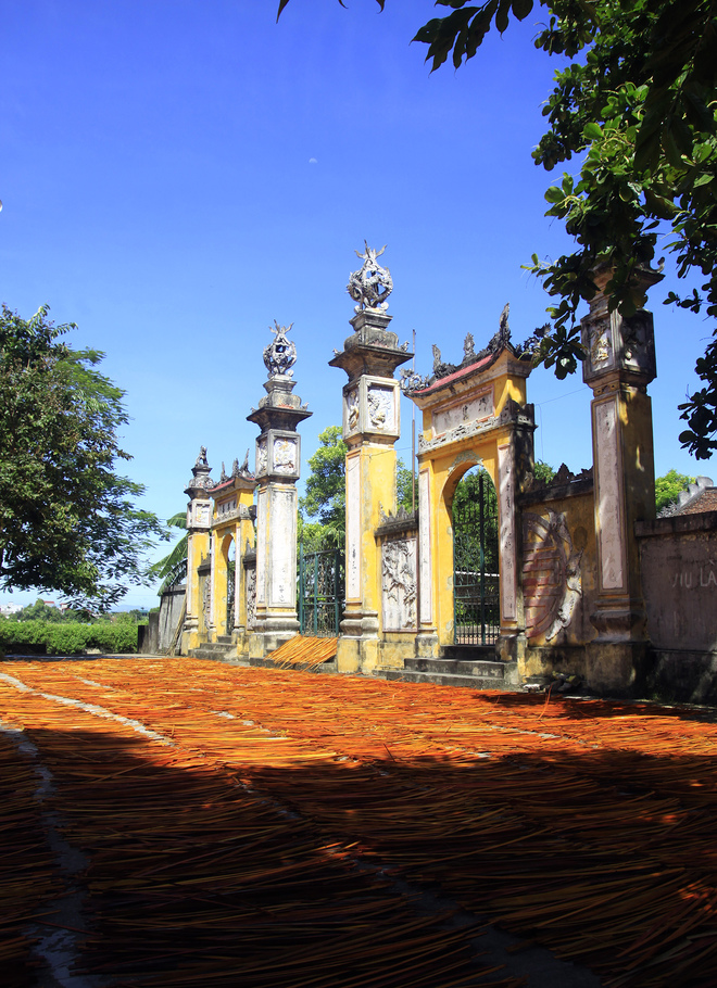 Nằm cách Hà Nội chừng 40 km, làng Lưu Thượng, xã Phú Túc, Phú Xuyên, Hà Nội từ lâu đã nổi tiếng với nghề đan cỏ tế có lịch sử hơn 400 năm.