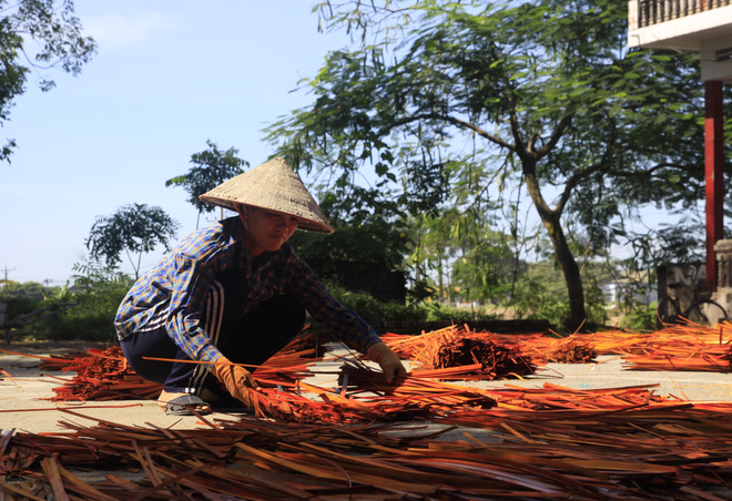 ...phơi cỏ khô….