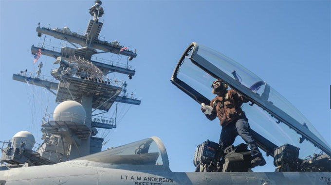 Phi công Antony Hopson lau khoang lái máy bay chiến đấu F/A-18 Super Hornet trên tàu sân bay USS Ronald Reagan hôm 26-7