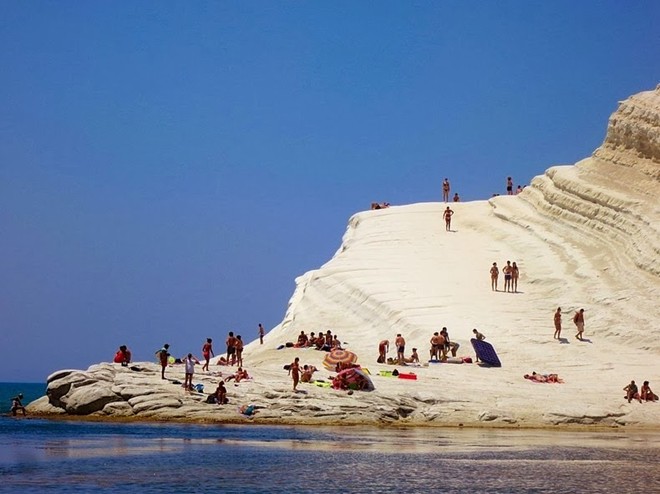 Vách đá mang tên “Scala dei Turchi” trong tiếng Ý có nghĩa là “Cầu thang của người Thổ”, là một vách đá vôi trắng sáng rực rỡ được điêu khắc như một chiếc cầu thang.