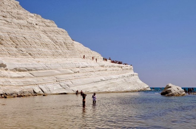 Ngày nay, vách đá Scala dei Turchi là một địa điểm du lịch phổ biến, thu hút khá nhiều du khách trong và ngoài nước viếng thăm, bởi màu trắng bất thường của đá.