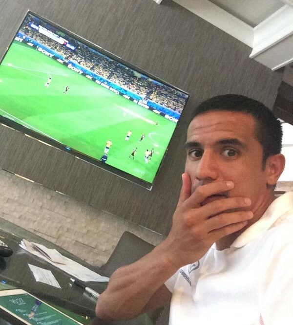 Tim Cahill phải lấy tay che miệng để thể hiện sự sửng sốt của mình. (Nguồn: Twitter)