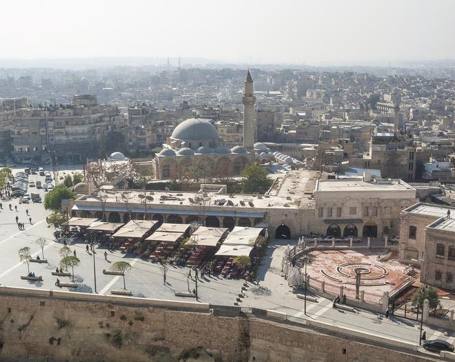 Vì Aleppo (Syria) hiện đại nằm cạnh thành phố cổ nên việc xác định niên đại của các nhà khảo cổ gặp nhiều khó khăn. Tuy vậy đây vẫn được xem là một trong số những thành phố cổ nhất thế giới. Aleppo còn gìn giữ một thành trì có từ thời trung cổ, nhưng đã bị chiến tranh tàn phá khá nghiêm trọng và hiện nay hạn chế cho khách du lịch tham quan. 