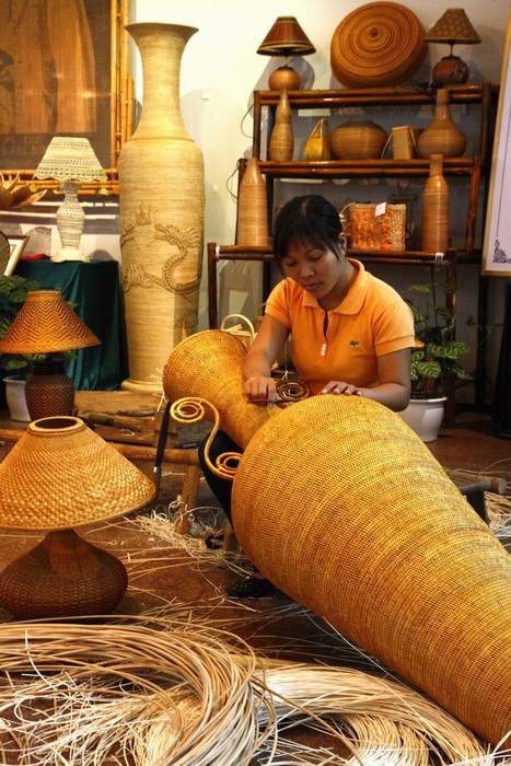 Sản xuất hàng thủ công mỹ nghệ xuất khẩu ở một cơ sở làng nghề truyền thống ở xã Phú Nghĩa, huyện Chương Mỹ, Hà Nội