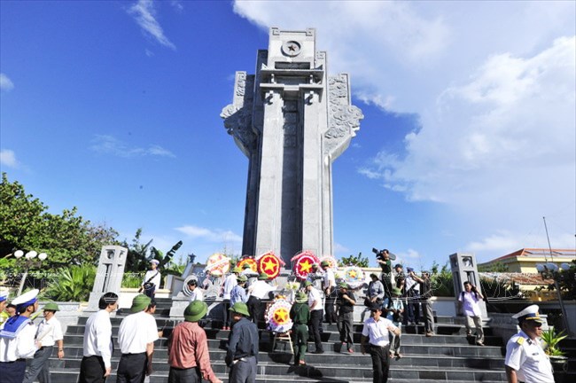 Đài tưởng niệm các anh hùng liệt sĩ trên đảo Trường Sa Lớn.  