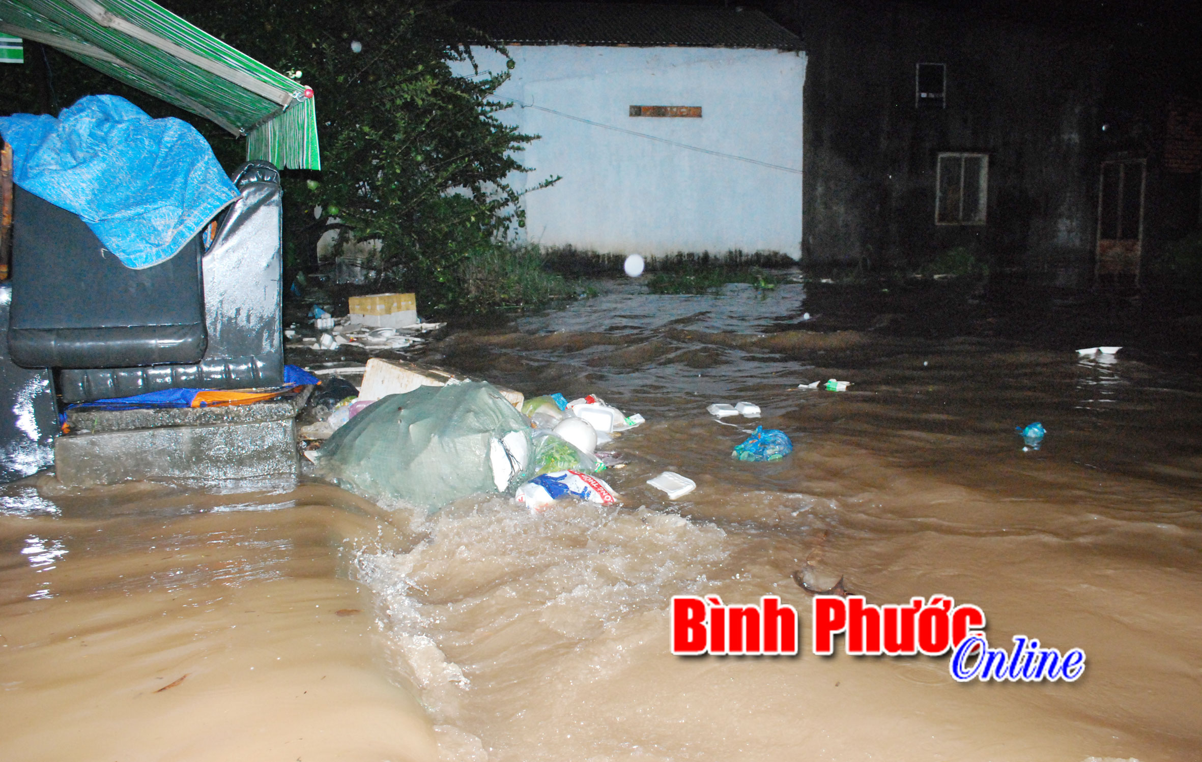 Điều mà người dân Đồng Xoài lo ngại là sau mỗi cơn mưa lớn, rác thải đủ mọi thứ tràn dòng nước, trôi dạt khắp nơi gây mất vệ sinh môi trường