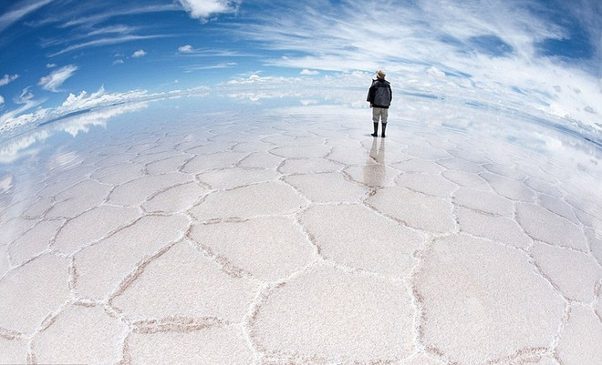 Giống như một tấm gương khổng lồ, Salar de Uyuni ở Bolivia là cánh đồng muối lớn nhất thế giới có diện tích lên đến 10.582 km2.