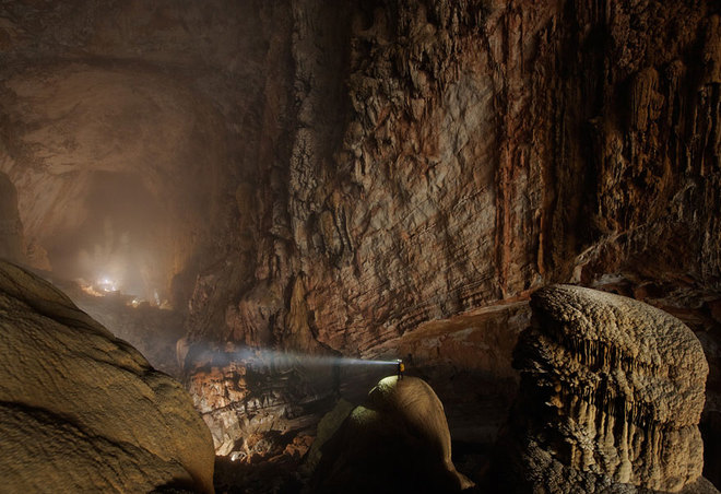 Hang Sơn Đoòng nằm trong quần thể hang động Phong Nha - Kẻ Bàng, tỉnh Quảng Bình, Việt Nam. Đây là hang tự nhiên lớn nhất thế giới được phát hiện vào năm 2009.