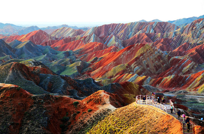 Công viên Địa chất Zhangye Danxia ở tỉnh Cam Túc, Trung Quốc là nơi có rất nhiều núi đá trải qua hàng triệu năm tích tụ sa thạch đỏ và các trầm tích trở nên khô cằn, oxy hóa.