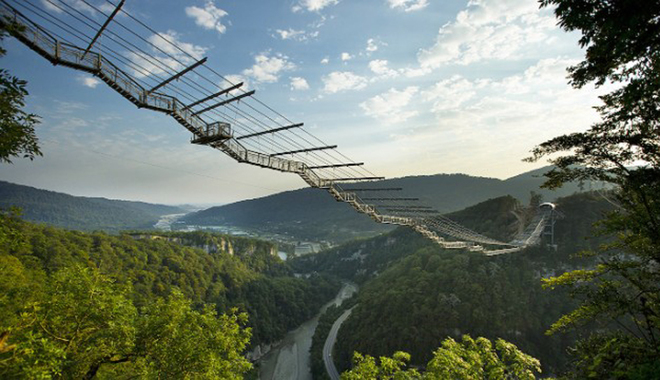 Skybridge ở Sochi, Nga là cây cầu đi bộ dài nhất thế giới với chiều dài 1 km.