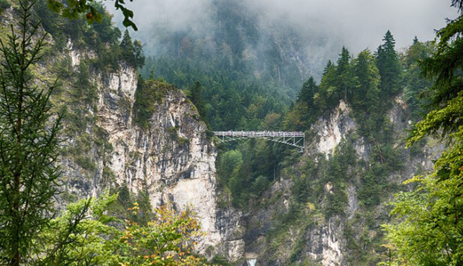 Cây cầu Marienbrucke bắc qua vực núi ở Bavaria, Đức là một trong những điểm đến thu hút nhiều du khách. Cảm xúc đọng lại đối với những du khách từng đối diện với Marienbrucke là vẻ đẹp hùng vĩ nhưng cũng đầy mạo hiểm mà cây cầu nổi tiếng này mang lại.