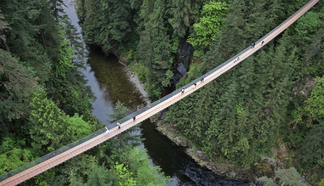 Capilano Suspension là cây cầu nổi tiếng ở Vancouver, Canada và nằm cheo leo cách sông Capilano 70 m. Mỗi năm ước tính khoảng 700.000 lượt khách tới thăm viếng cây cầu này.