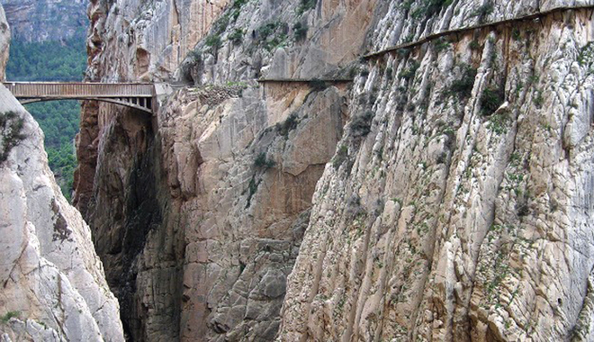 El Caminito Del Rey ở Malaga, Tây Ban Nha dù chỉ rộng 1 m nhưng lại là một trong những biểu tượng du lịch nổi tiếng ở xứ sở bò tót. Cầu tọa lạc ở độ cao 100 m so với dòng sông phía dưới.