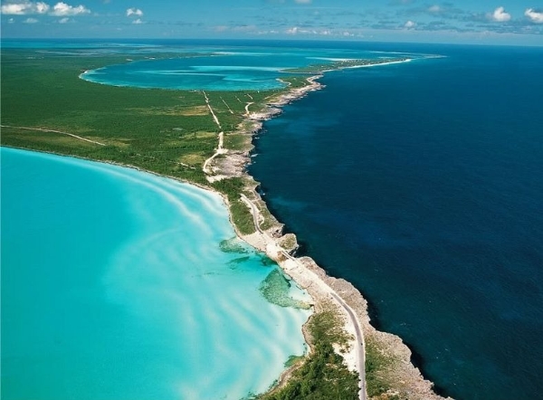 Eleuthera là một trong những hòn đảo nổi tiếng của Bahamas. Nơi đây nổi tiếng vì là nơi chúng kiến sự tương phản giữa màu nước của hai vùng biển. Nước của biển Caribbean có màu xanh dương sáng đầy thơi mộng, trong khi nước Đại Tây Dương lại nghiêng về màu xanh đậm độc đáo.