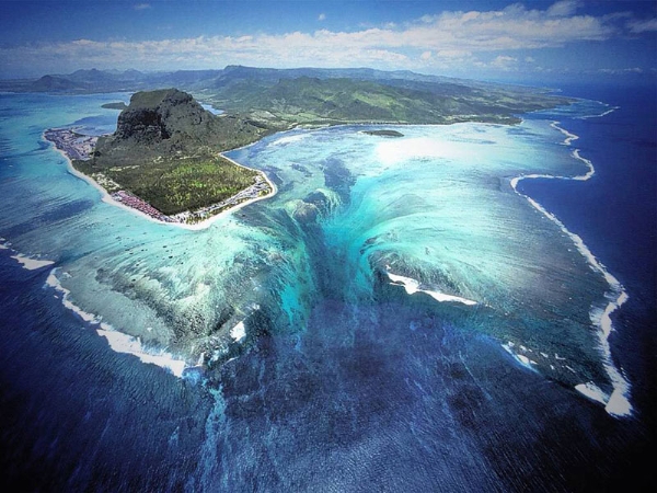 Mauritius là một trong những hòn đảo xinh đẹp nhất Ấn Độ Dương, từ góc nhìn ở phía trên cao, du khách sẽ cảm thấy như đang dõi theo một thác nước ngay trong lòng đại dương.