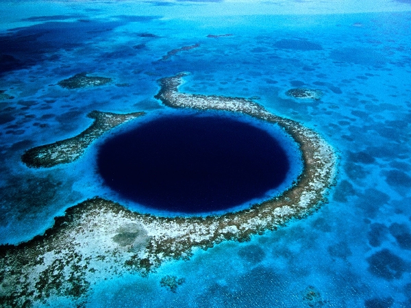 Great Blue Hole là hố sâu dưới lòng nước nằm bên bờ biển Belize. Nó có chiều rộng 304m và sâu 122m. Các nhà khoa học cho biết lỗ hổng tự nhiên này được hình thành từ thời kỳ băng hà. Hiện tại, đây là lỗ hổng lớn nhất thế giới. Từ trên cao nhìn xuống càng cảm nhận rõ hơn vẻ đẹp kỳ ảo, huyền diệu của lỗ hổng này.