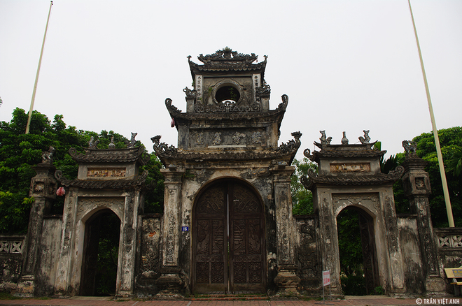 Chùa Chuông còn có tên gọi khác là Kim Chung Tự, nằm ở thôn Nhân Dục, phường Hiến Nam, thành phố Hưng Yên. Chùa được xây dựng từ thời Lê (thế kỷ 15) và trải qua cuộc trùng tu lớn vào năm 1707 tạo nên ngôi chùa hoàn chỉnh như ngày nay. Du khách đến thăm có thể thấy nét cổ kính và những hoa văn, kiến trúc thời Hậu Lê rõ rệt trên cánh cổng và mái cổng Tam Quan.