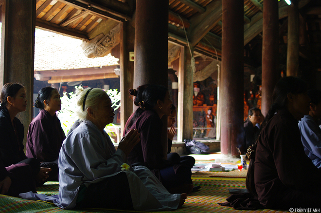 Người ta thường đến chùa Chuông vào dịp đầu xuân năm mới để cầu may, nhưng vào những ngày thường, bạn cũng có thể bắt gặp những Phật tử cao tuổi tới chùa tụng kinh, niệm Phật, tìm sự bình yên, thanh thản trong tâm hồn.