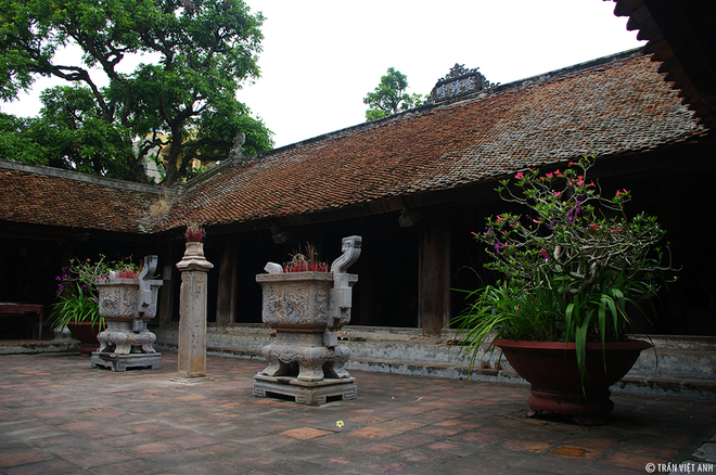 Vào trong sân, bạn sẽ thấy những cây hương bằng đá (thạch trụ). Đây cũng là một trong những điểm độc đáo ở chùa Chuông. Trên cây hương có ghi tên những người công đức và giúp đỡ xây dựng chùa.