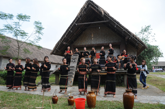 Sau các nghi lễ, những người tham gia Lễ rước sẽ hoà mình vào sinh hoạt văn hoá cộng đồng thông qua các điệu nhảy và âm nhạc trầm bổng giữa núi rừng Tây Nguyên.