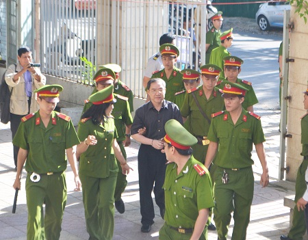 Sơn đang được lực lượng hỗ trợ tư pháp dẫn giải vào TAND tỉnh Khánh Hòa lúc 8h15 sáng nay 11/11.