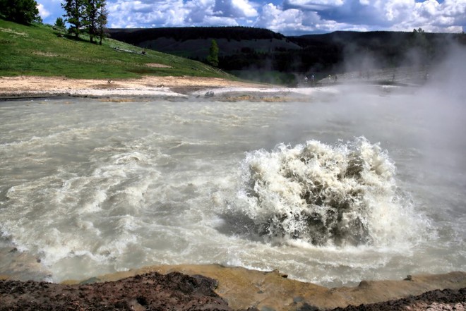 Hồ Boiling, Dominica, là nơi chứa nước của suối nước nóng tự nhiên lớn thứ 2 thế giới. Nhiệt độ thấp nhất của hồ là 80 độ C, giữa lòng hồ nước luôn sôi sùng sục. Nguyên nhân của hiện tượng này là một vết nứt trong lòng hồ, khiến dung nham nóng chảy và rò ra ngoài.