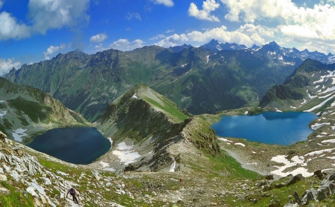 Hồ Karachay, Nga, mằm ở dãy núi Ural, phía tây nước Nga. Hồ có màu nước xanh thẳm nhìn có vẻ yên bình nhưng thực chất chứa đựng bao điều nguy hiểm. Chính phủ Nga đã sử dụng Karachay là nơi trữ chất thải phóng xạ trong nhiều thập kỷ, bắt đầu từ năm 1951. Chỉ đứng quanh hồ trong vòng 5 phút con người cũng có thể mất mạng.