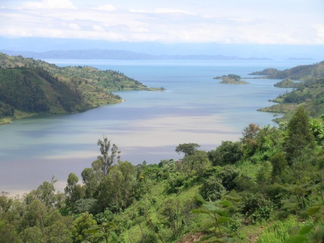 Kivu là hồ nước nằm ở biên giới giữa 2 nước Cộng hòa dân chủ Congo và Rwanda. Hồ nước này đặc biệt nguy hiểm do chứa một lớp khí CO2 dày và 55 tỷ mét khối khí metan được tạo ra bởi vi khuẩn dưới đáy hồ. Kết hợp 2 thứ lại biến hồ Kivu giống như một quả bom khổng lồ có thể gây chết người bất cứ khi nào.