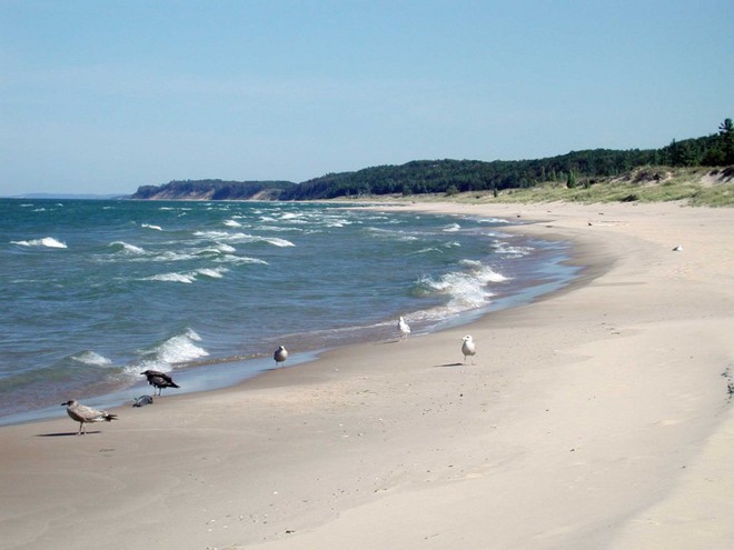 Hồ Michigan luôn đứng đầu trong 5 hồ nằm ở biên giới 2 nước Canada và Mỹ về số người thiệt mạng. Michigan có địa hình lòng hồ dễ tạo sóng lớn và dòng nước xoáy. Mặc dù vậy khách du lịch và dân địa phương vẫn bất chấp nguy hiểm để đến tắm. 