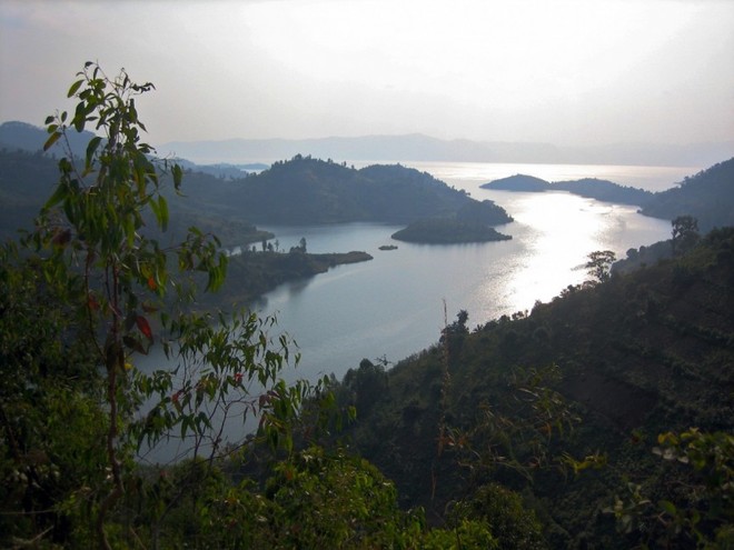 Hồ Monoun, nằm ở vùng núi lửa Oku, Cameroon. Đây là một trong 3 hồ nước duy nhất trên trái đất dự trữ một lượng lớn khí CO2 độc hại có khả năng gây chết người. Năm 1984, đã có 37 người dân sống ở vùng hồ Monoun thiệt mạng do ngạt khí CO2.