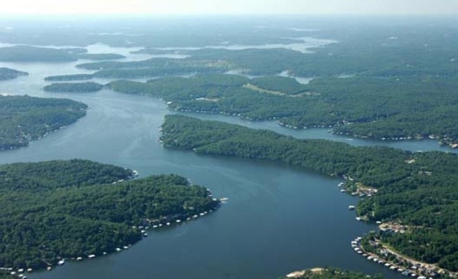 Ozarks, Mỹ, nhìn thoáng qua có thể là nơi nghỉ dưỡng yên bình với không khí mát mẻ, nhưng lại hoàn toàn ngược lại. Không có sự quản lý của chính quyền nên các thuyền đi qua đây thường xảy ra tranh chấp. Hồ Ozarks hiện được xem là một trong 3 đường thủy nguy hiểm nhất ở Mỹ, chỉ đứng sau Đại Tây Dương và sông Colorado.