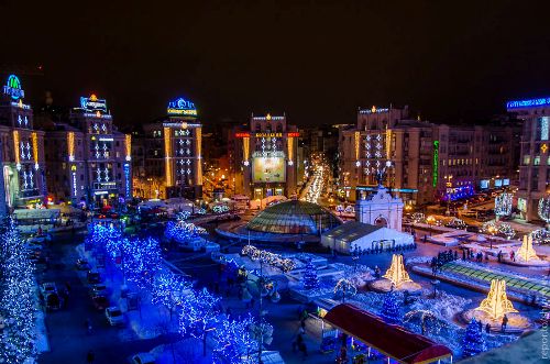 Kiev, thủ đô và là thành phố lớn nhất Ukraine, trang hoàng đèn màu trên từng cành cây tạo không khí Giáng Sinh rực rỡ tới mọi ngõ nhách.