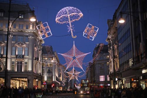 Đường phố London (Anh) lấp lánh đèn trang trí có các hình quen thuộc như gói quà, chiếc ô, ông sao... Công viên Hyde đã mở cửa thế giới giải trí Winter Wonderland từ 21/11 với rất nhiều hoạt động đặc sắc dành cho du khách bốn phương về đón Giáng Sinh.