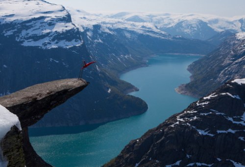 Mỏm đá Trolltunga là nơi dân phượt thường trải nghiệm nhiều môn thể thao nguy hiểm.