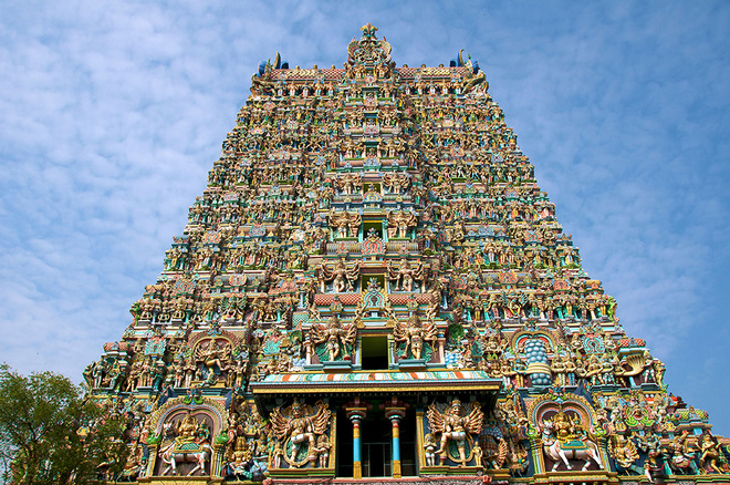 Đền Meenakshi Amman ở thành phố Madurai, bang Tamil Nadu. Công trình mang đậm tính lịch sử của Hindu giáo với kiến trúc độc đáo, họa tiết trang trí làm từ hàng trăm bức tượng.